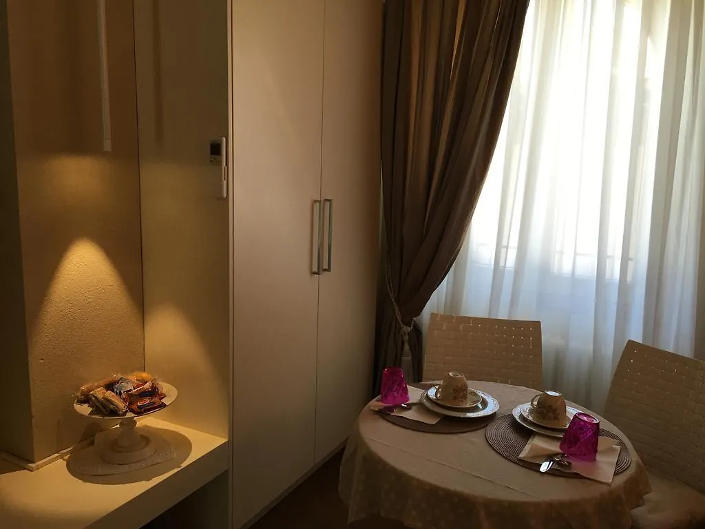 Oreste Suite Lazise 0*,